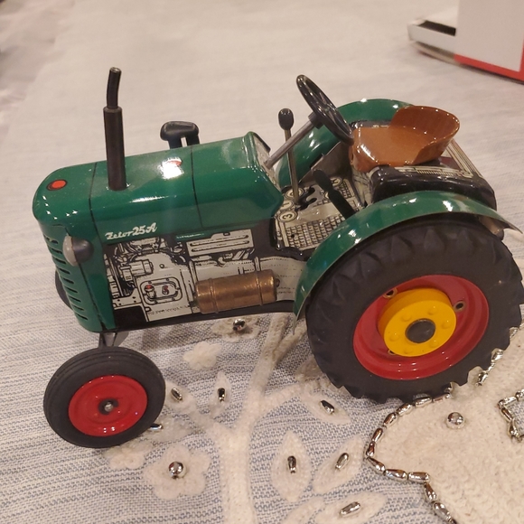 ZETOR 25 A Tractor - MADE IN CZECH REPUBLIC IN THE BOX 1:25 SCALE - Picture 9 of 13